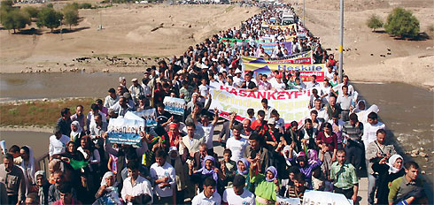 Tausende protestieren gegen die Flutung von Hasankeyf(s.u.), einer der ältesten Städte der Welt.
